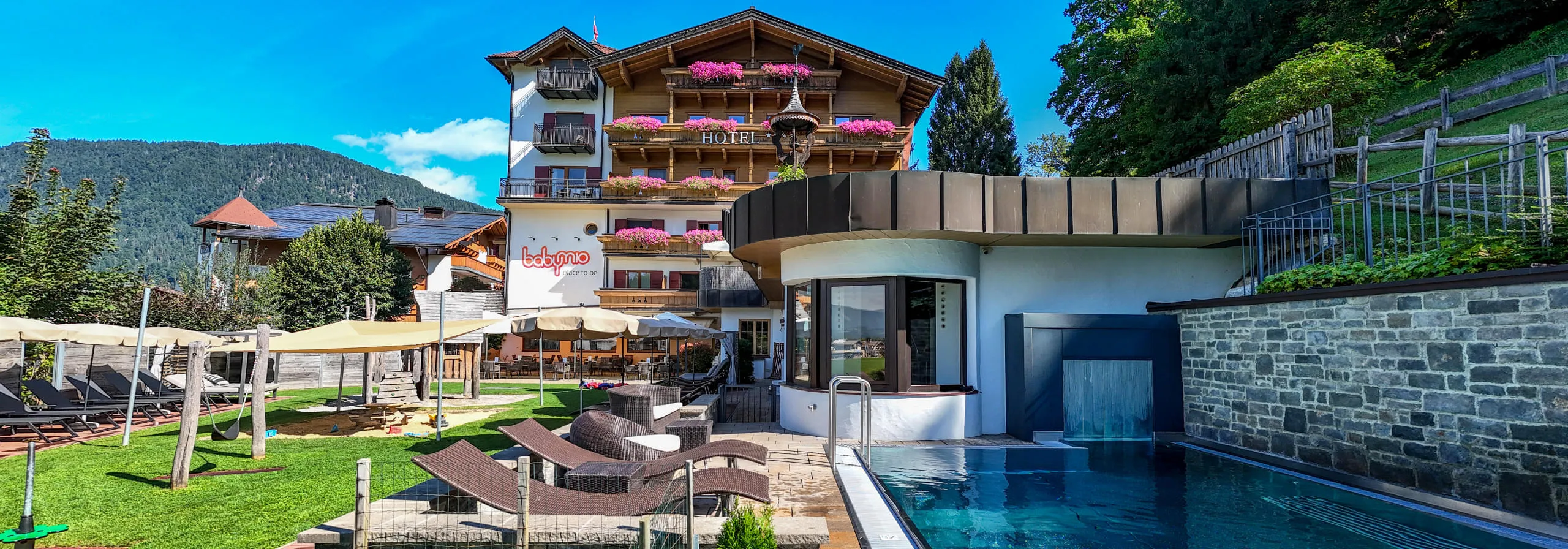 Hotel Babymio: Außenansicht mit Pool, Garten und Spielplatz