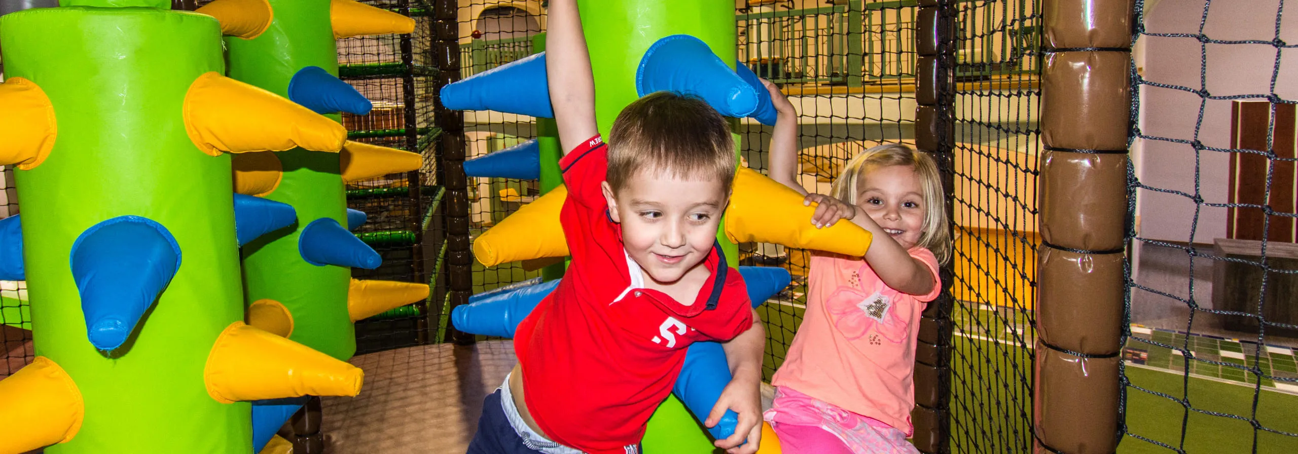 Murmis Kinderwelt mit Klettergerüst und Rutsche im Innenbereich