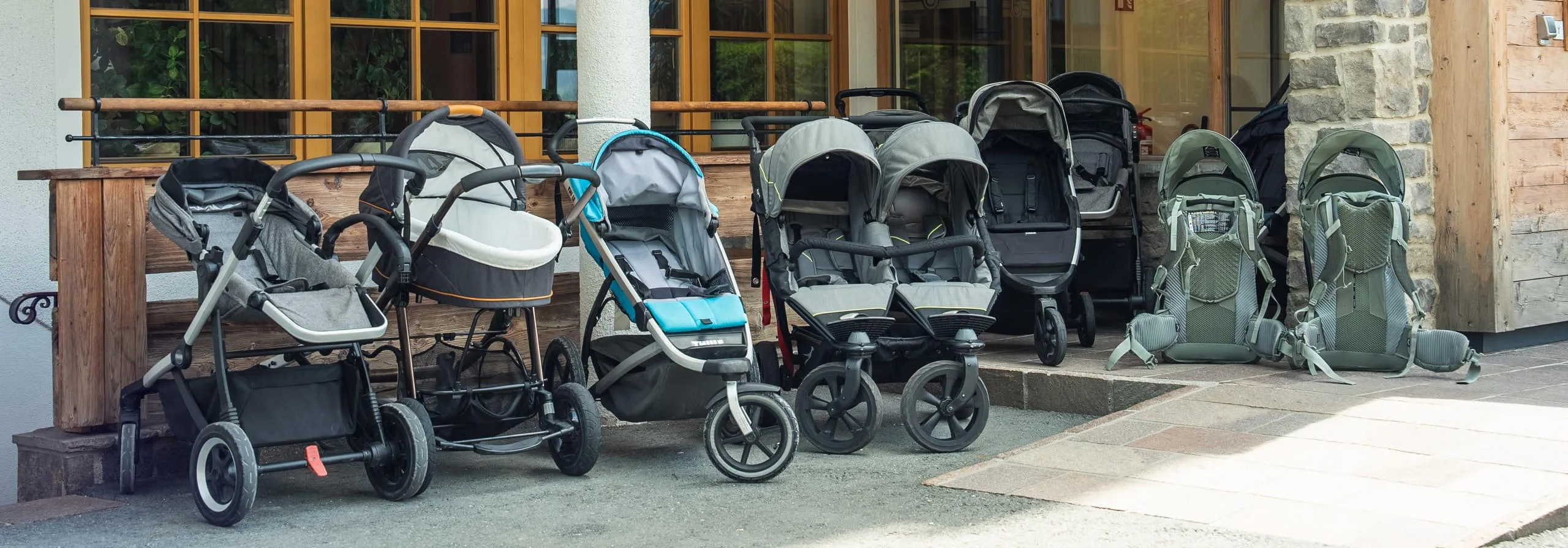 Kinderwagen und Kindertragen vor dem Hotel Babymio in Tirol