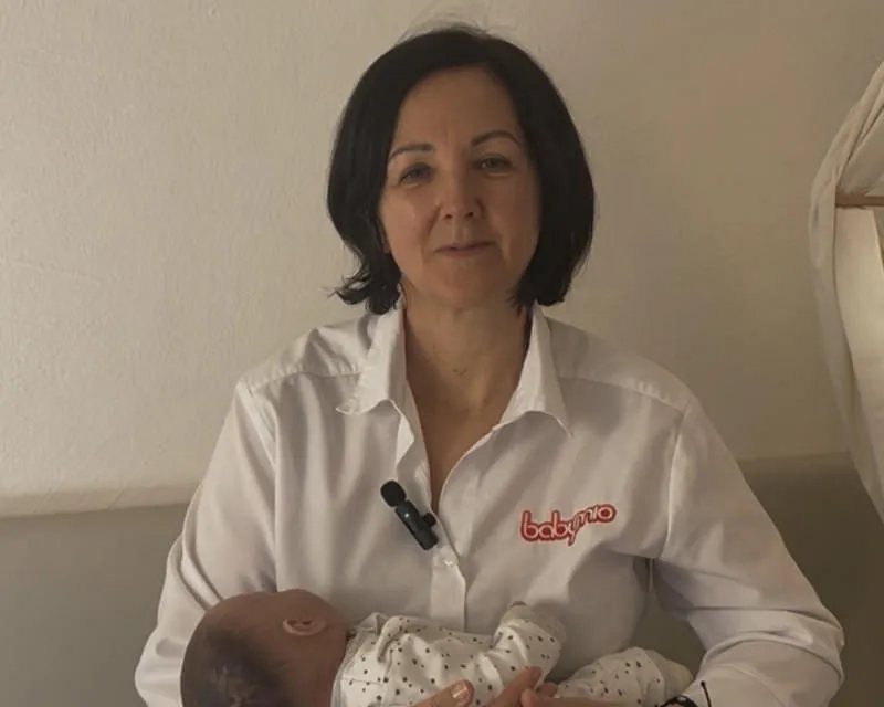 Mutter beim Babyschwimmen im Hallenbad des Hotel Babymio