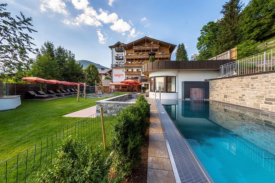 Hotel Babymio: Außenansicht mit Pool, Garten und Spielplatz