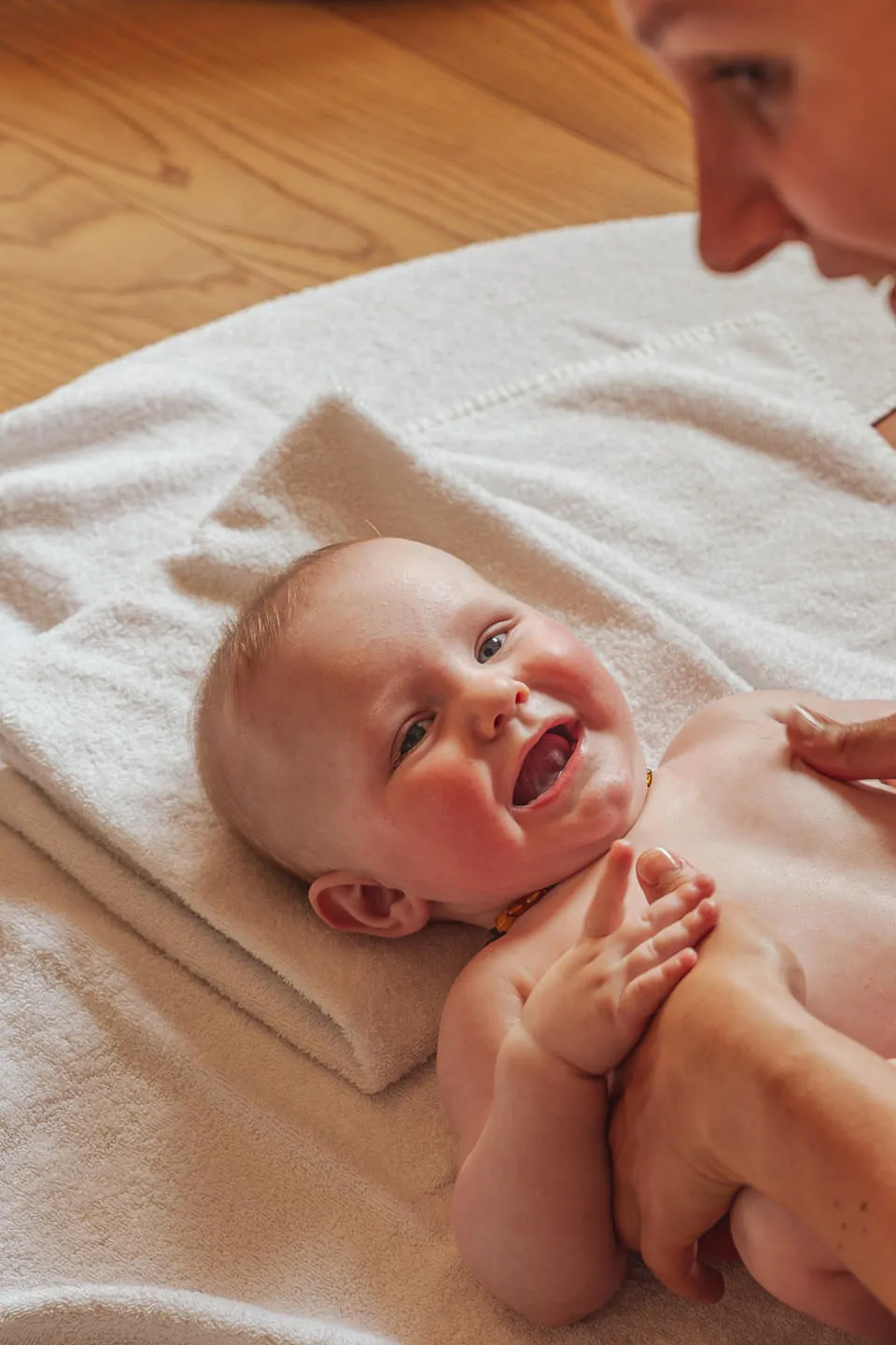 Baby bei einer Babymassage